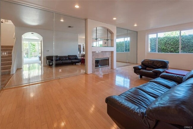 Building Photo - Executive Town Home in Central Torrance