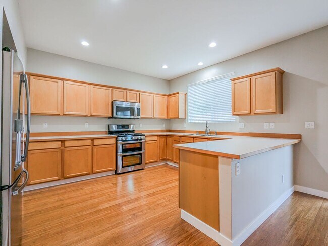 Building Photo - Beautiful 3 bed, 2.5 bath home with fully ...