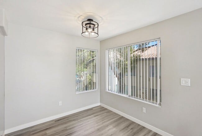 Building Photo - Centrally Located 3 Bed Condo In Gated Com...