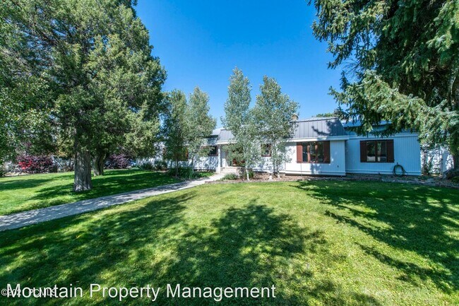 Building Photo - 10 br, 11 bath House - Employee Housing Op...