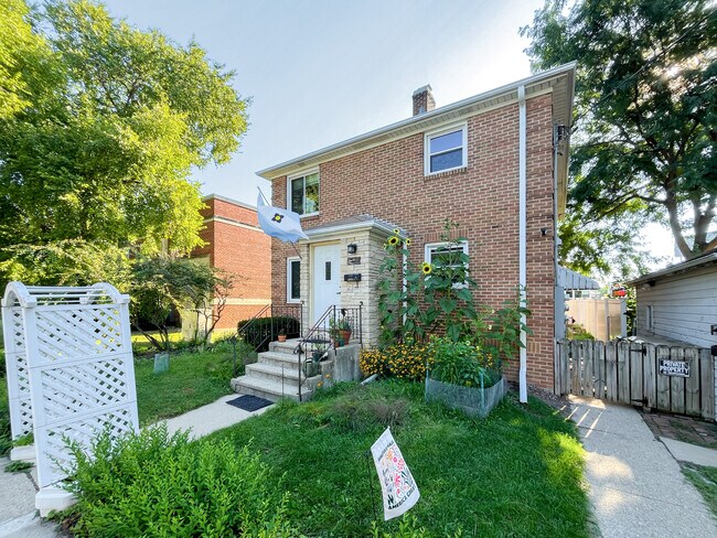 Building Photo - 209 Kedzie St