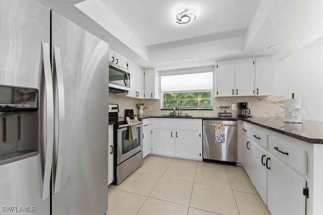 Building Photo - 2250 Poinciana St
