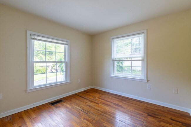 Building Photo - 4-Bedroom Rental in Prime Hapeville Location