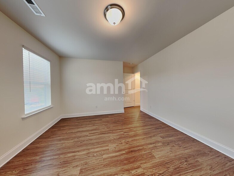 Building Photo - 4934 Trayton Ave