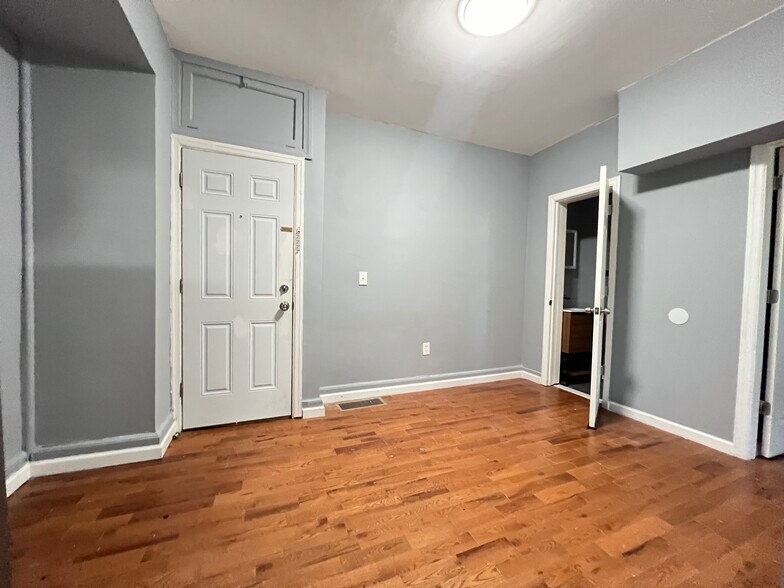 Unit 4 - 300 Lyons Ave