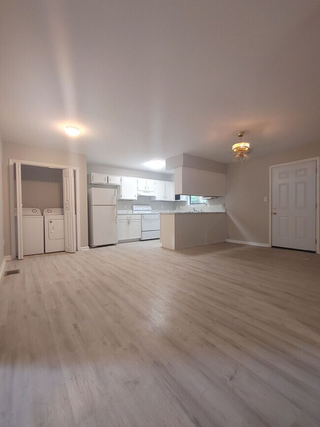 Building Photo - Spacious 2 Bedroom/2 Bath