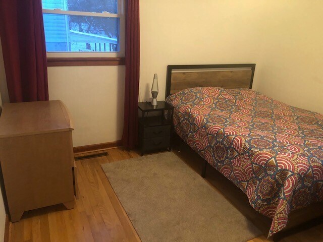 Building Photo - 12 Brookside Ave E