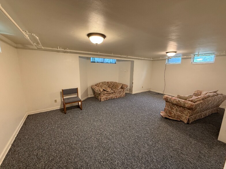 Building Photo - 523 St Clair Ave