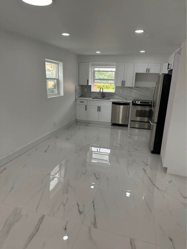 Building Photo - 700 NW 3rd Ave