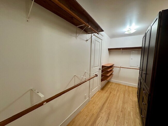 Building Photo - Gorgeous 5 bedroom, 4.5 bath, Westside Dan...