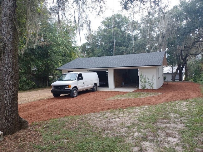Building Photo - Beautiful 2 BR 1 BA Lakefront View Rental ...