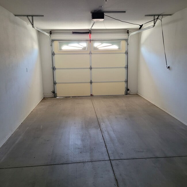 Building Photo - Furnished One Bedroom