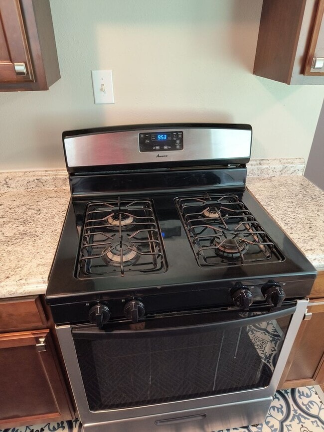 Building Photo - GORGEOUS REMODELED 3 BEDROOM 2 BATH