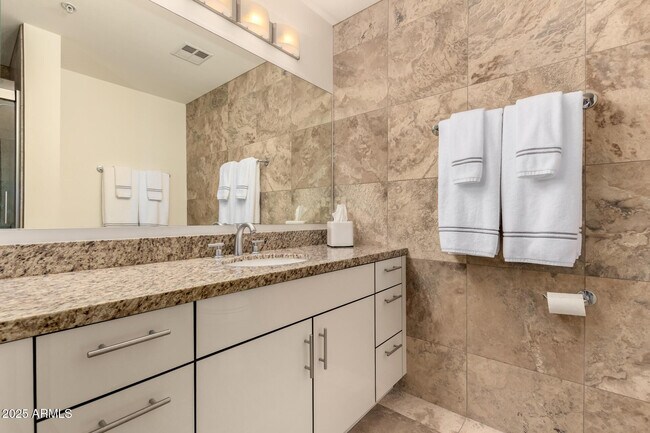 Building Photo - 7131 E Rancho Vista Dr