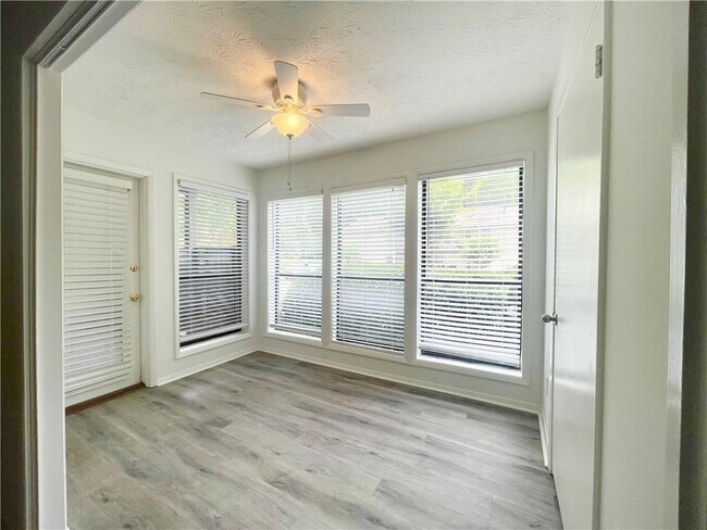 Building Photo - 320 Park Ridge Cir