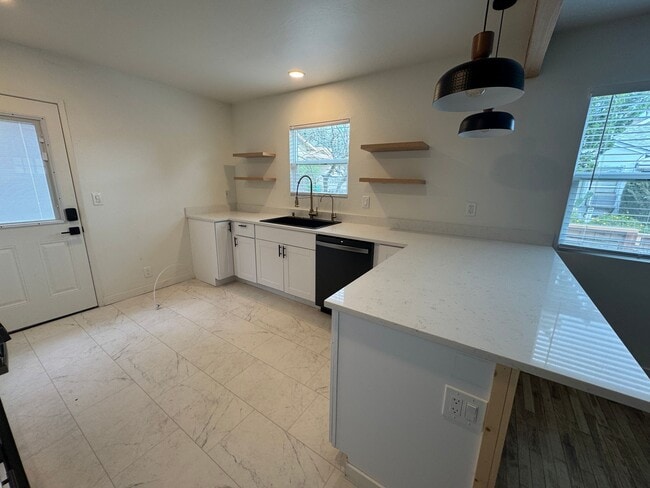 Building Photo - 2 Bedrooms, 1 Bath, Garage, Washer and Dryer Hookups