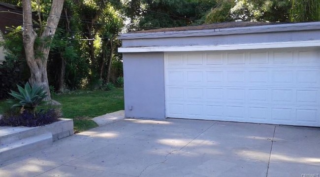 2 car garage - 11043 Kling St