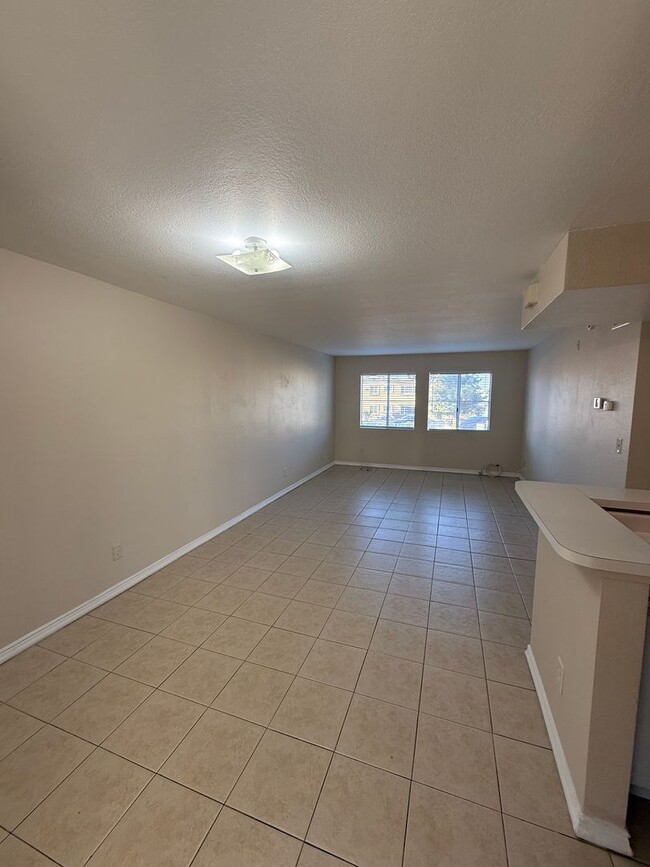 Building Photo - Front Gated 1 Bedroom Condo with AC, Dishw...