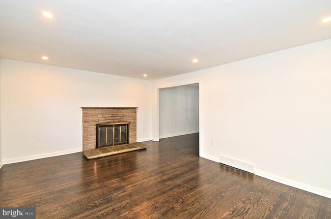 Building Photo - 201 Montgomery Ave