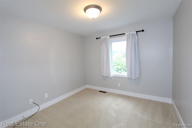 Building Photo - 1090 Oakwood Dr