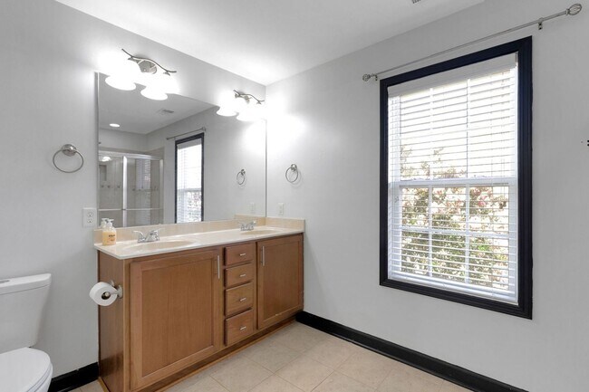 Building Photo - Spacious 3BR Townhome in Fayetteville