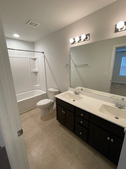 Building Photo - 252 Castle Dr