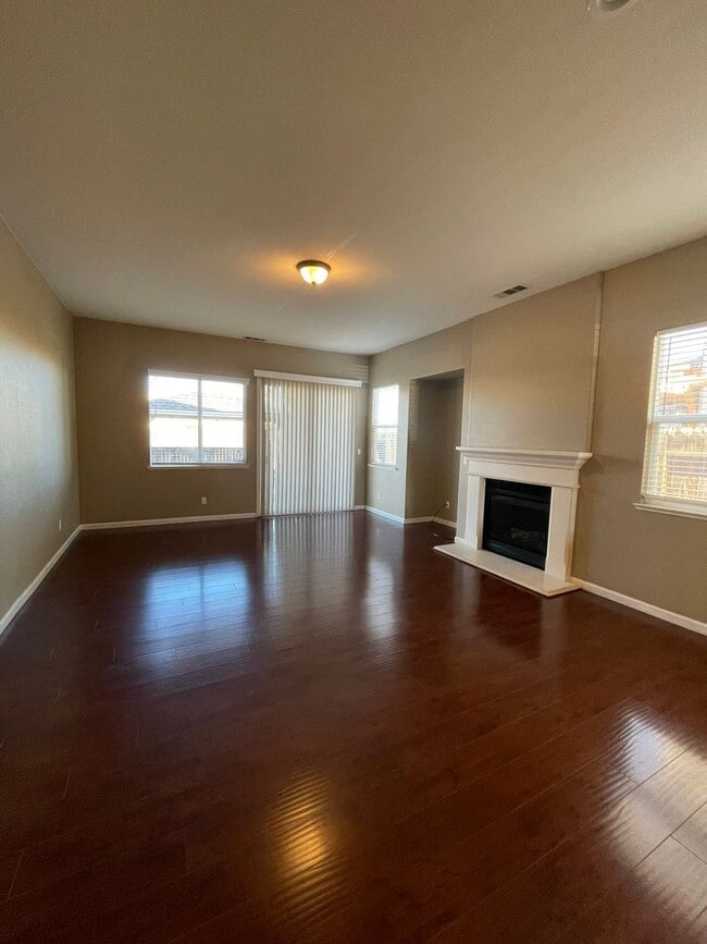 Building Photo - Stunning 3-Bedroom, 2-Bath Home with Elegant Features – Ready for Immediate Move-In