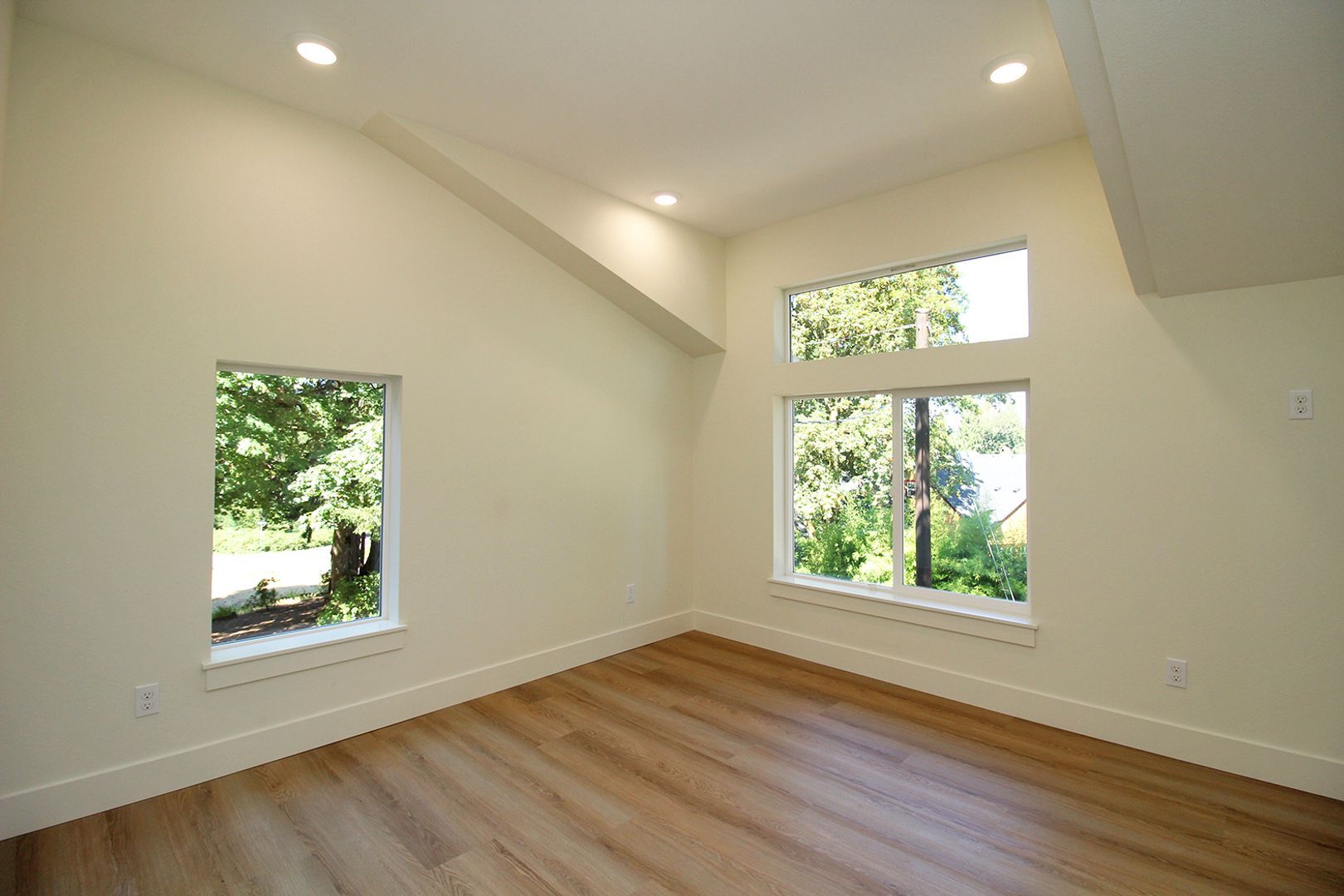 Building Photo - 4660-4660 SW Fairvale Ct