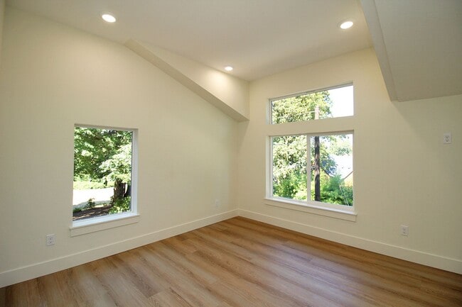 Building Photo - 4660-4660 SW Fairvale Ct