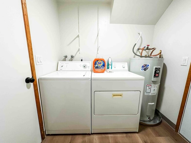 Building Photo - 329 Bessie St