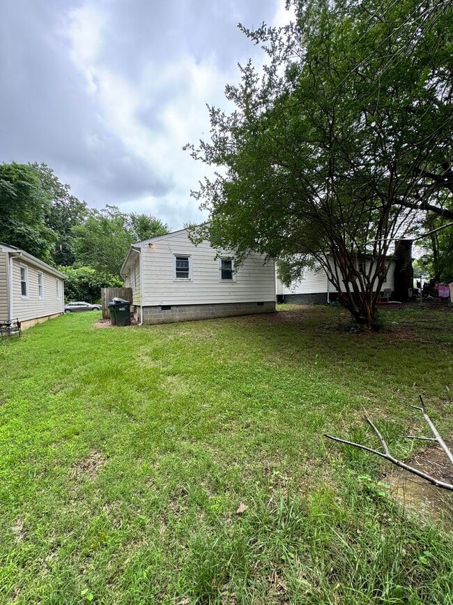 Building Photo - 3 bedroom house on quiet dead end! All ele...