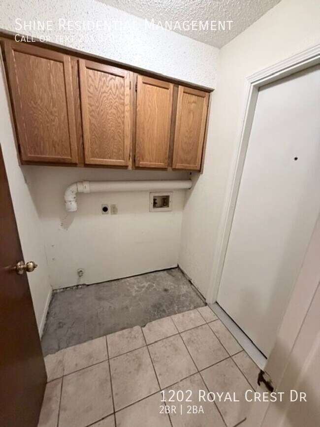 Building Photo - 1202 Royal Crest Dr