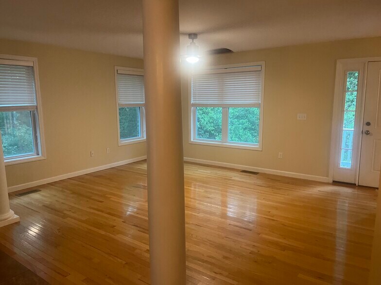 Building Photo - 11 Pinecrest Dr