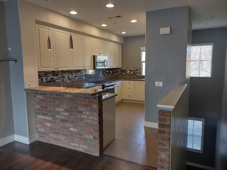 Building Photo - 982 Sweetbriar Ln