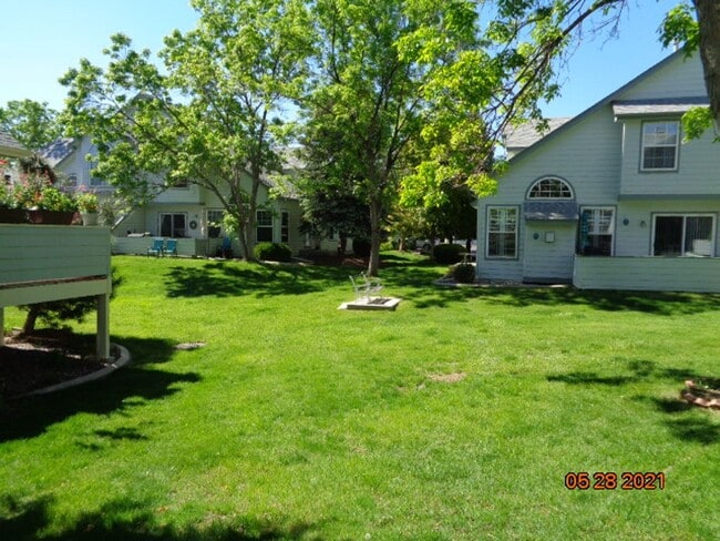 Building Photo - 2 BR/2 1/2 BA Townhouse in Gated Littleton...