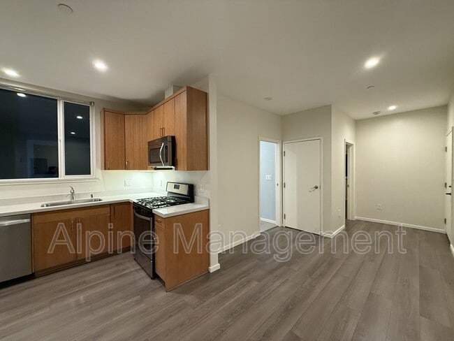 Building Photo - 562 29th St