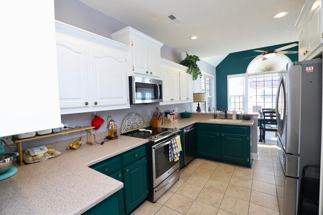 Building Photo - 1855 Beachforest Way