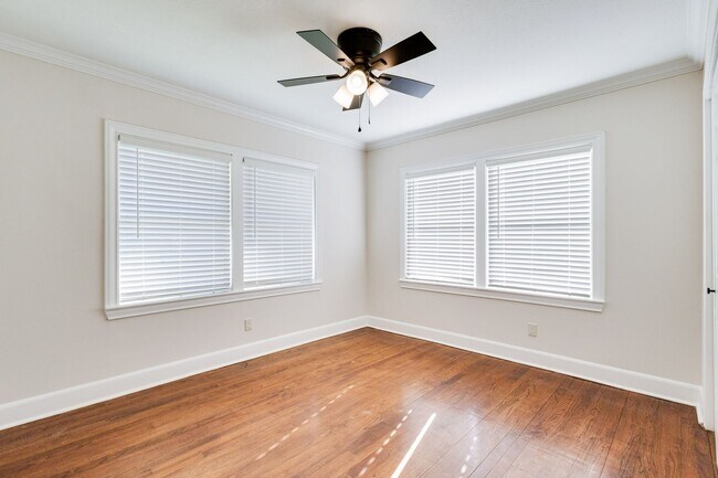 Building Photo - Charming 4 bedroom with Huge Outdoor Works...