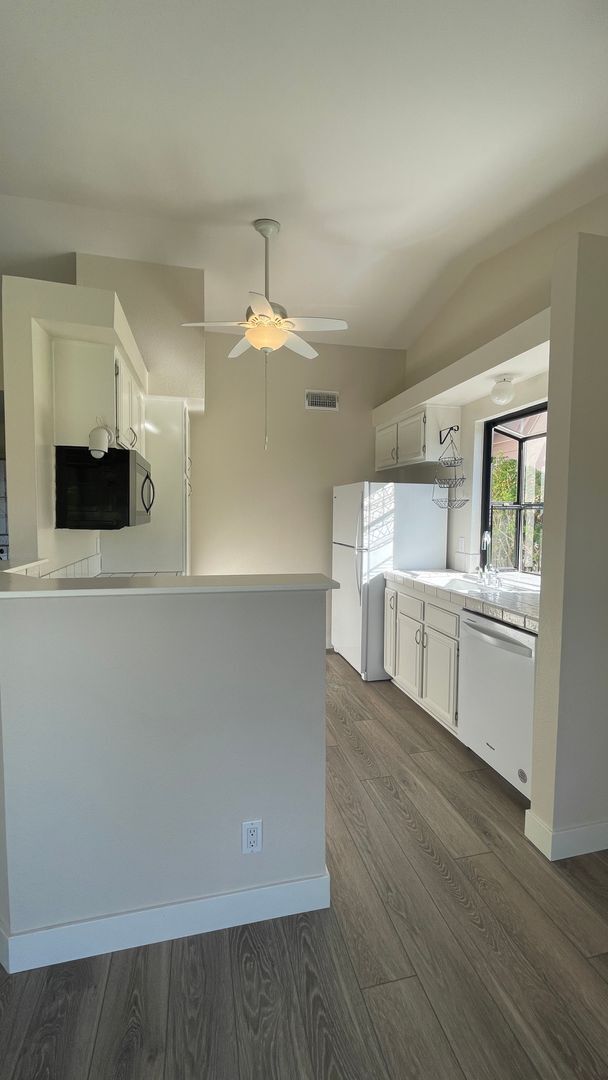 Building Photo - Exceptional 3 Bdrm, 2 Ba, Single Story Hom...