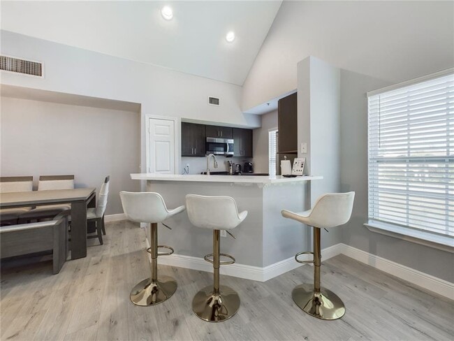 Building Photo - 5521 Rosehill Rd