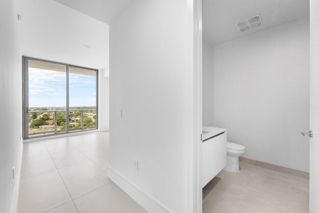 Building Photo - 220 Lake Shore Dr