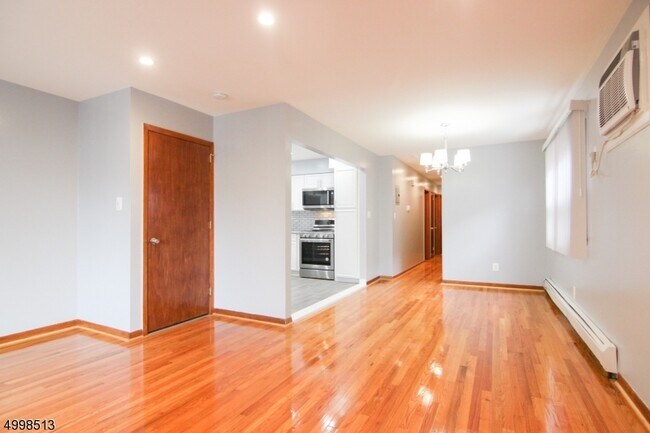 Building Photo - 43 Bleecker St