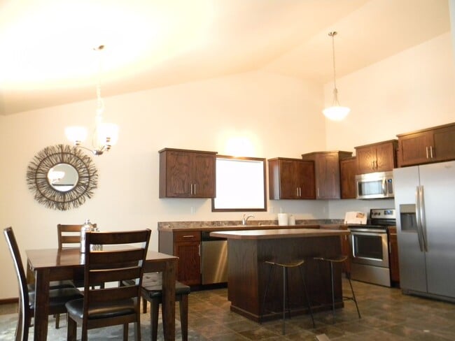 Building Photo - 521 E Foxtail Dr