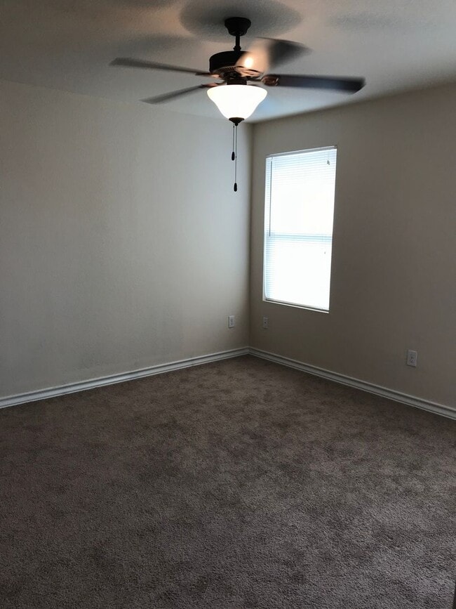 Building Photo - Town home for rent