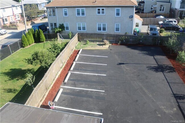 Building Photo - 43 Elm St