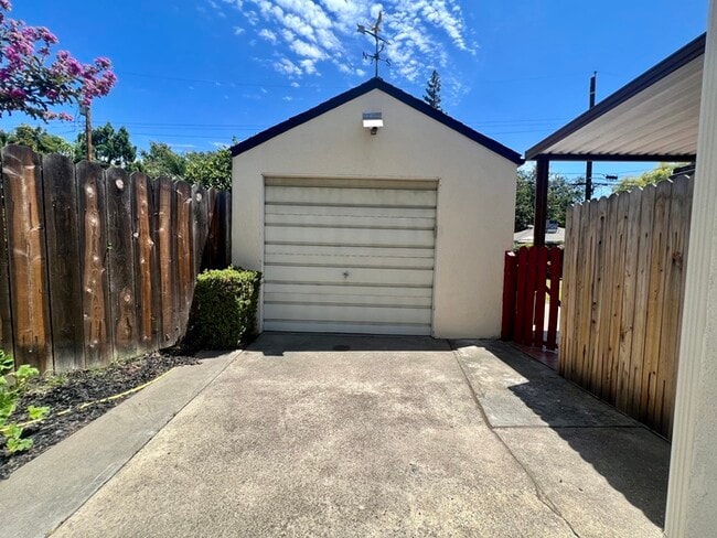 Building Photo - Charming 3 bedroom 2 bath home in Sacramento!