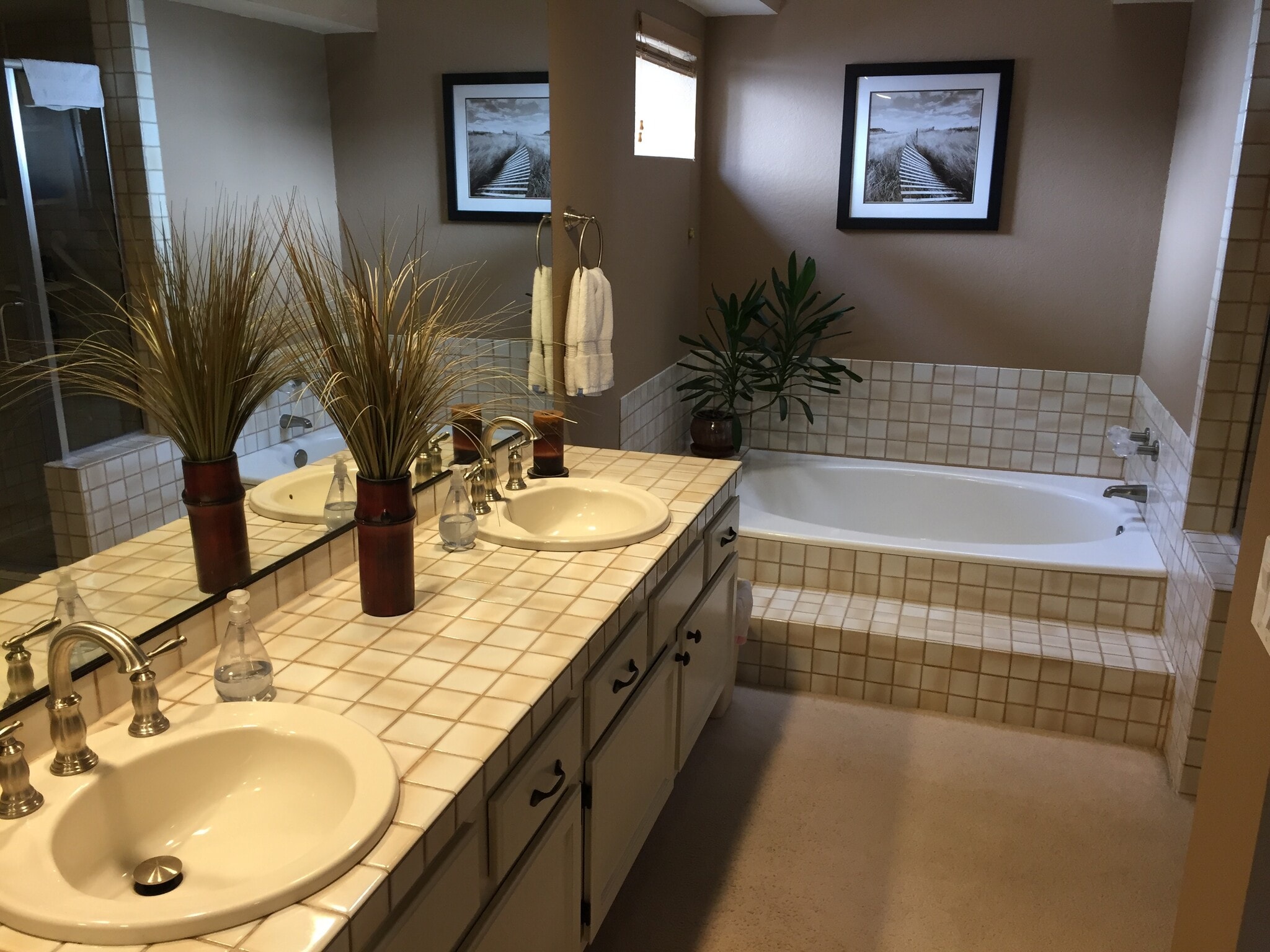Master bathroom. Double sinks and soaking tub. - 2094 Balboa Cir