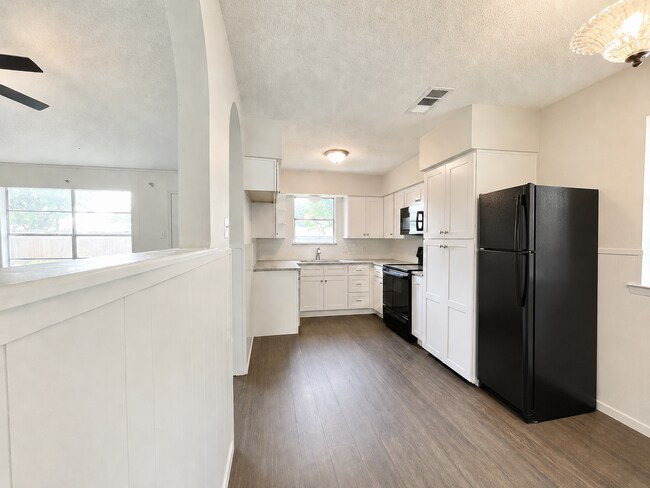 Building Photo - Gorgeous 3/2 recently renovated in homey neighborhood
