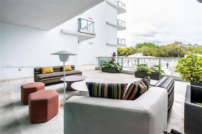 Building Photo - 2627 S Bayshore Dr