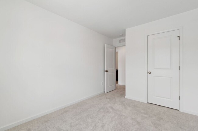 Building Photo - Updated 3BR Townhome with Pool and Spaciou...